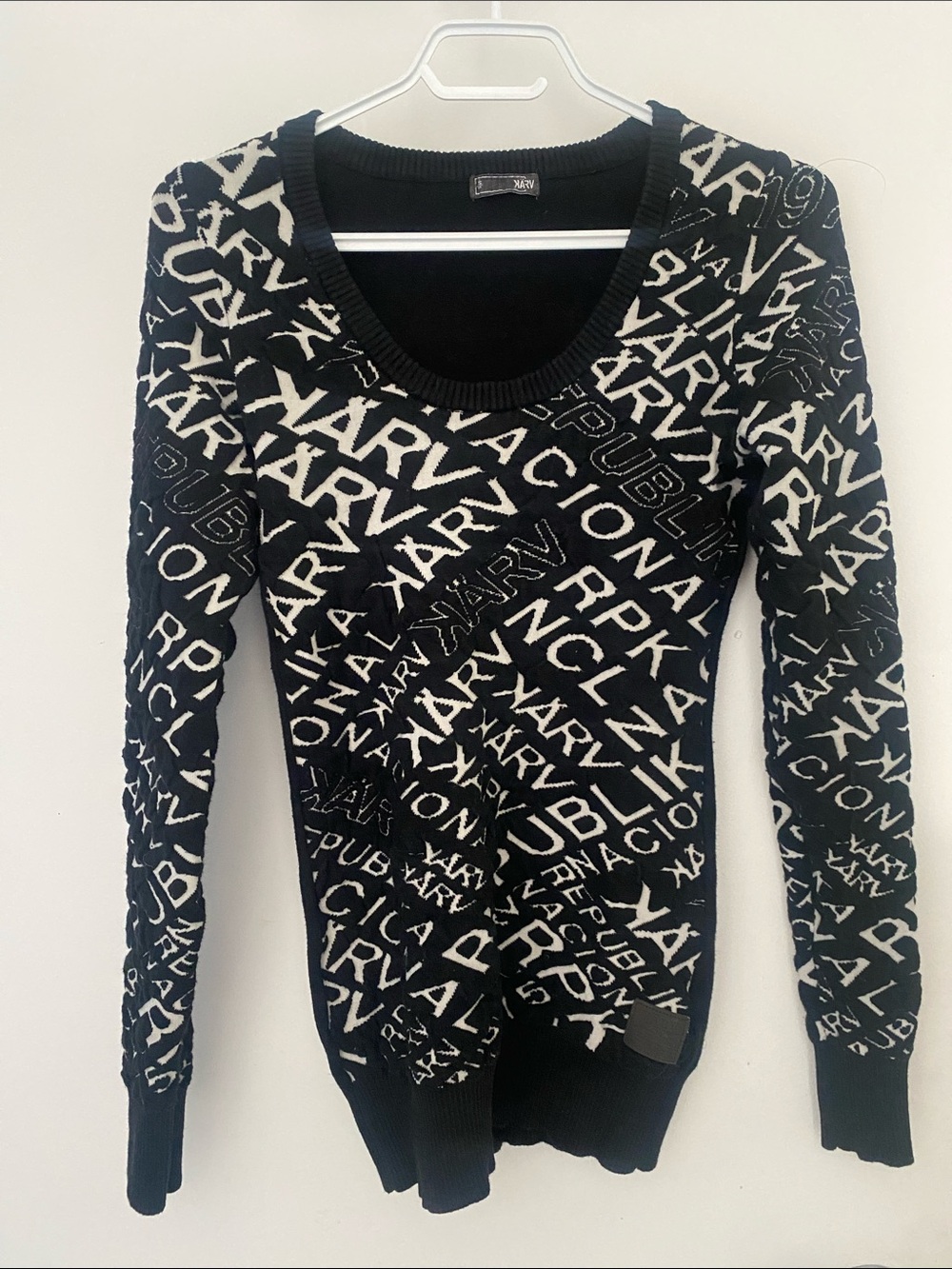 Bodycon L-Sleeved Sweater Logo-Pattern & Scoop Neck Streetwear style Sze X-Small